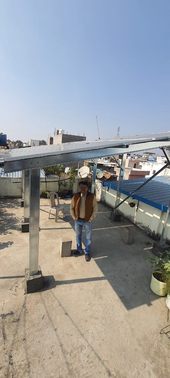 Elevated solar mounting structure spanning an Indore terrace with clear headroom below